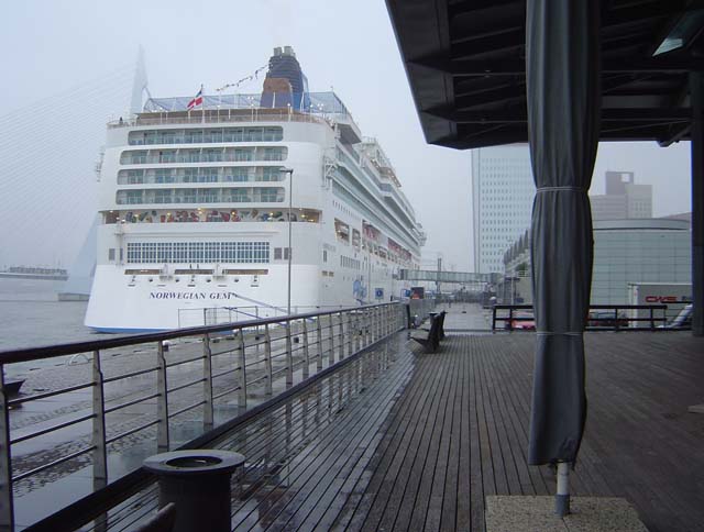 Cruiseschip ms Norwegian Gem van Norwegian Cruise Lines aan de Cruise Terminal Rotterdam